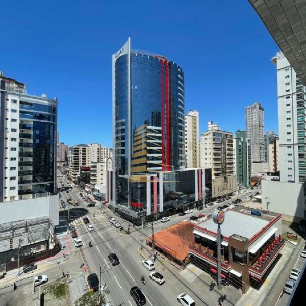 Aluguel ver�o quadra mar em Meia Praia (3 su�tes)