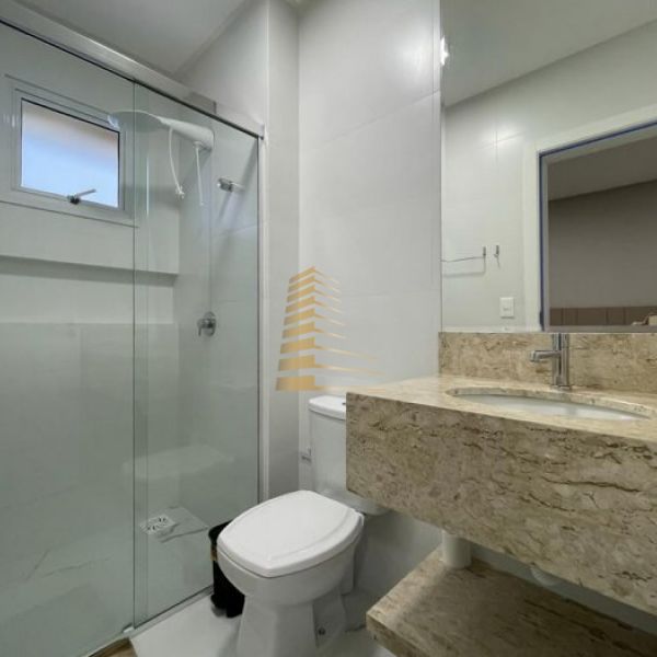 Aluguel ver�o quadra mar em Meia Praia (3 su�tes)