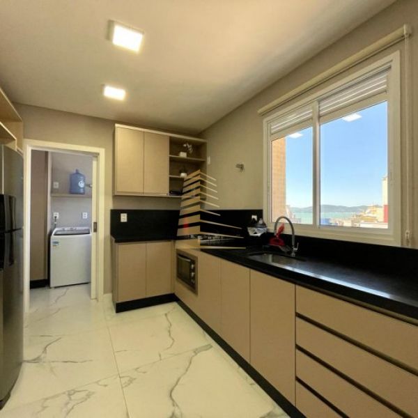 Aluguel ver�o quadra mar em Meia Praia (3 su�tes)