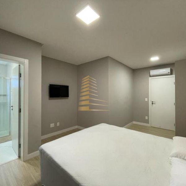 Aluguel ver�o quadra mar em Meia Praia (3 su�tes)