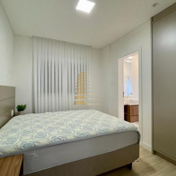 Aluguel ver�o 3 su�tes quadra mar em Meia Praia