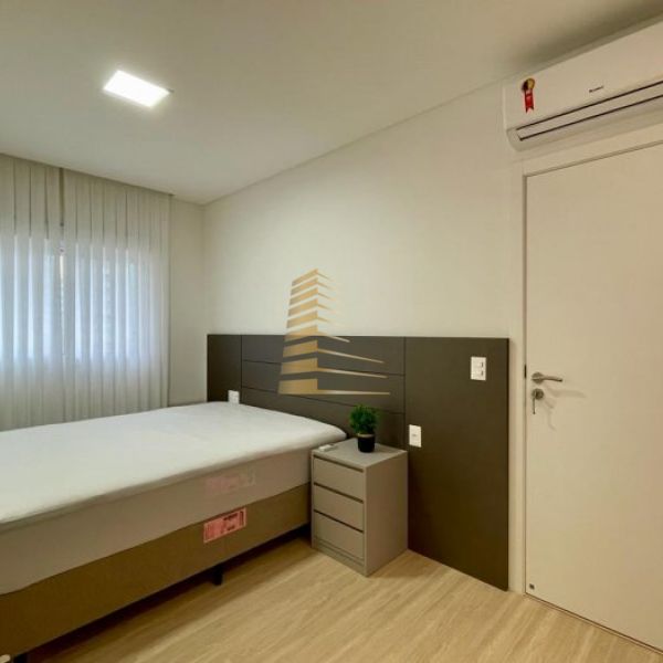 Aluguel ver�o 3 su�tes quadra mar em Meia Praia