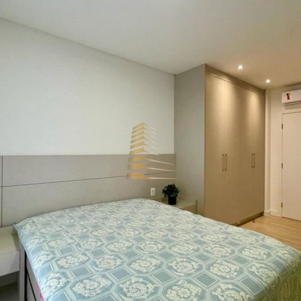Aluguel ver�o 3 su�tes quadra mar em Meia Praia