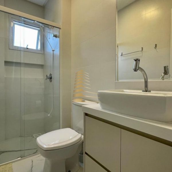 Aluguel ver�o 3 su�tes quadra mar em Meia Praia