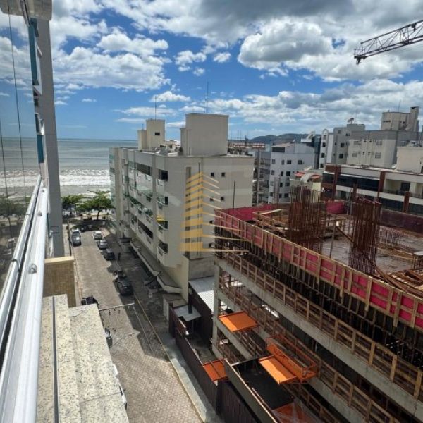 Aluguel ver�o 3 su�tes quadra mar em Meia Praia