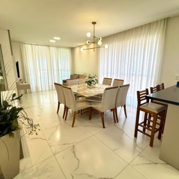 Aluguel ver�o 3 su�tes quadra mar em Meia Praia