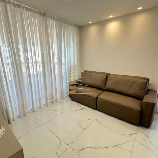 Aluguel ver�o 3 su�tes quadra mar em Meia Praia