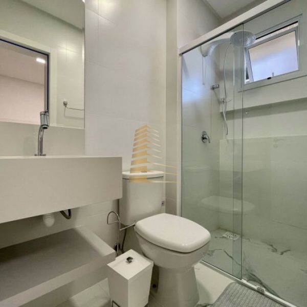 Aluguel ver�o 3 su�tes quadra mar em Meia Praia