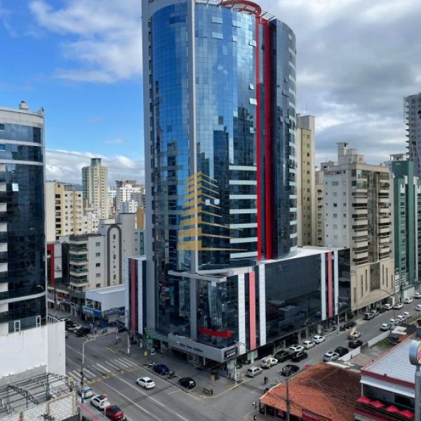 Aluguel ver�o 3 su�tes quadra mar em Meia Praia