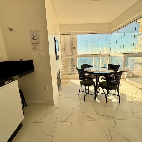 Aluguel ver�o 3 su�tes quadra mar em Meia Praia