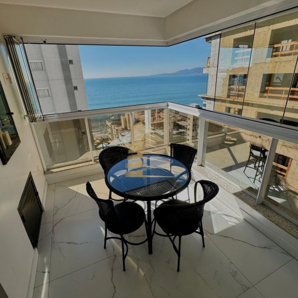Aluguel ver�o 3 su�tes quadra mar em Meia Praia