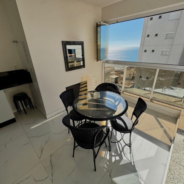 Aluguel ver�o 3 su�tes quadra mar em Meia Praia