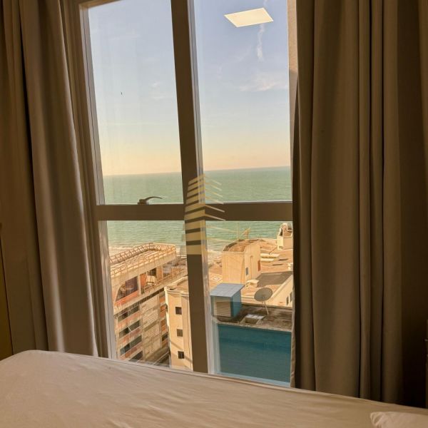 Aluguel ver�o 3 su�tes quadra mar em Meia Praia