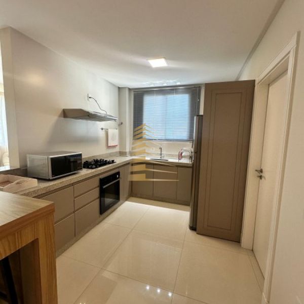 Apartamento tr�s su�tes mobiliado na quadra do mar