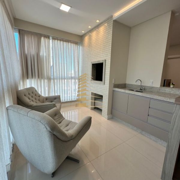 Apartamento tr�s su�tes mobiliado na quadra do mar