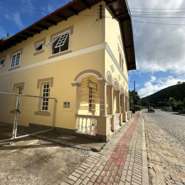 SOBRADO EM UMA LOCALIZA��O PRIVILEGIADA!
