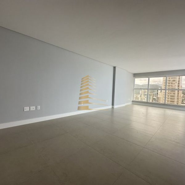 Apartamento com vista mar em Meia Praia.