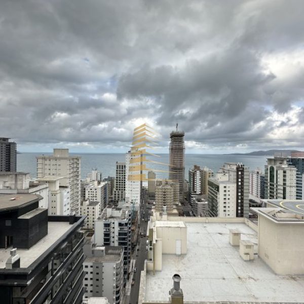 Apartamento com vista mar em Meia Praia.