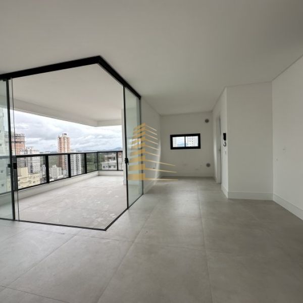 Apartamento novo na regi�o central da Meia Praia