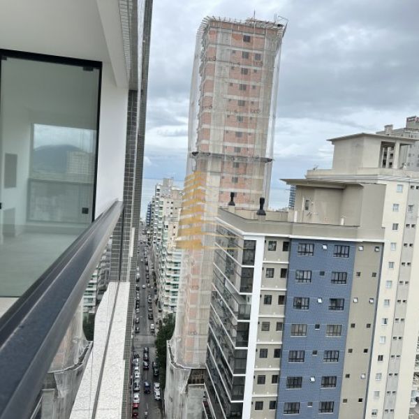 Apartamento novo na regi�o central da Meia Praia