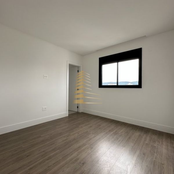 Apartamento novo na regi�o central da Meia Praia
