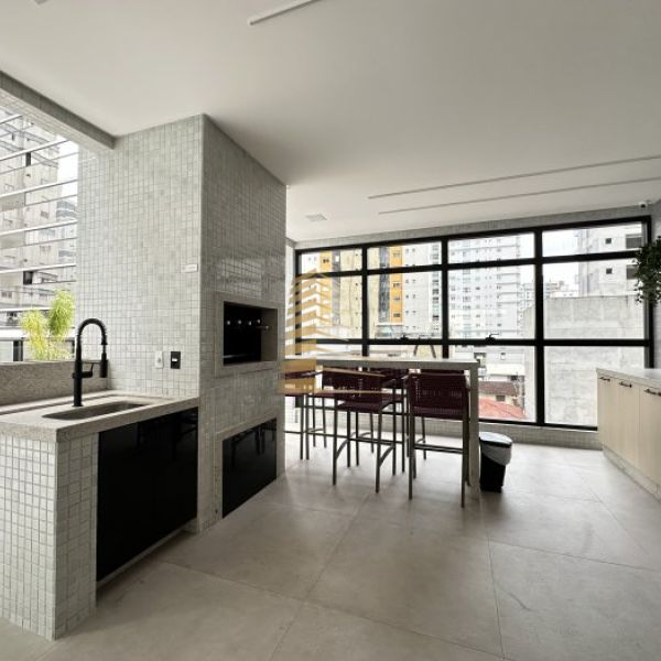 Apartamento novo na regi�o central da Meia Praia