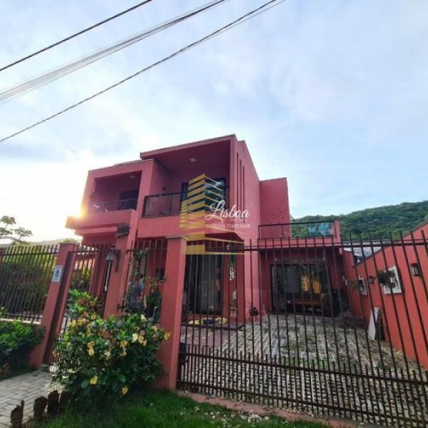 Linda casa com piscina em Mariscal - Bombinhas.