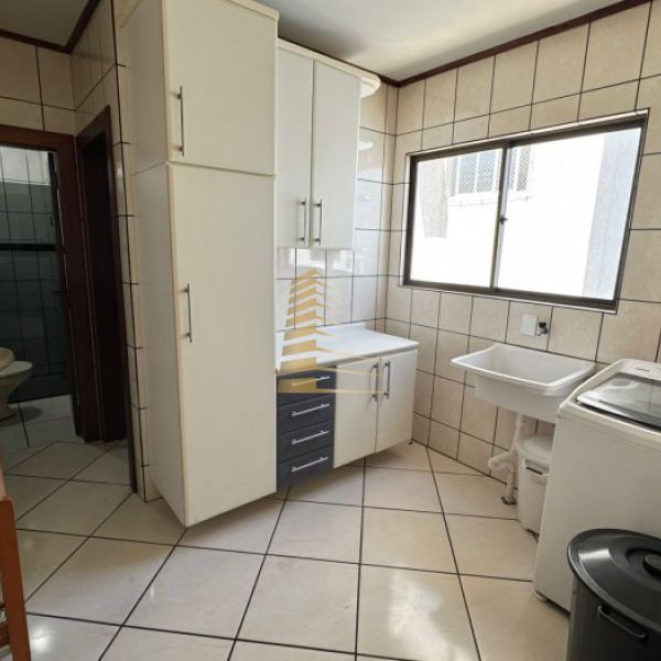 Aluguel ver�o 4 quartos Quadra Mar em Meia Praia