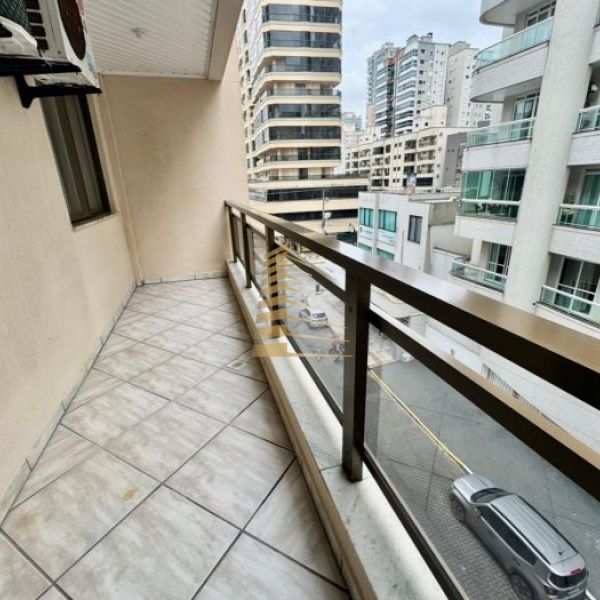 Aluguel ver�o 2 quartos quadra mar em Meia Praia 