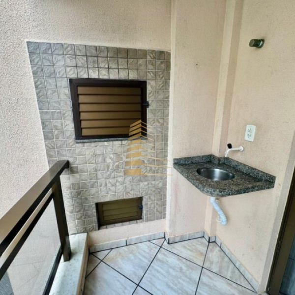 Aluguel ver�o 2 quartos quadra mar em Meia Praia 
