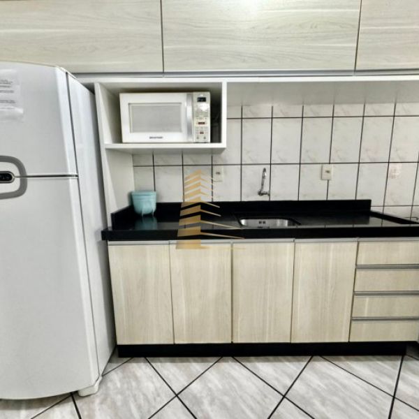 Aluguel ver�o 2 quartos quadra mar em Meia Praia 