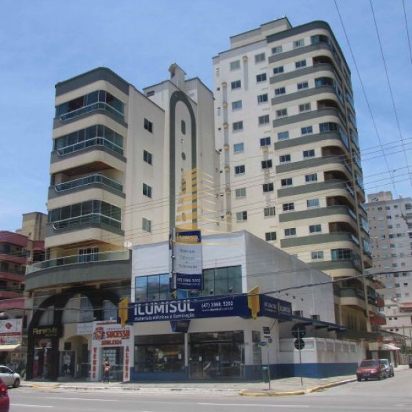 Aluguel temporada com 3 quartos em Meia Praia