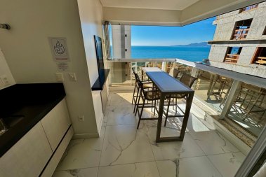 Lindo 3 su�tes quadra mar temporada Meia Praia!