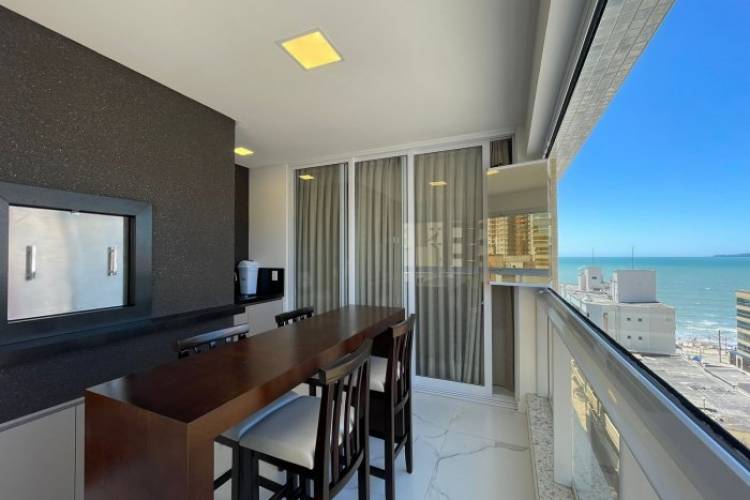 Aluguel ver�o quadra mar em Meia Praia (3 su�tes)