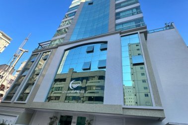 Apartamento tr�s su�tes mobiliado na quadra do mar