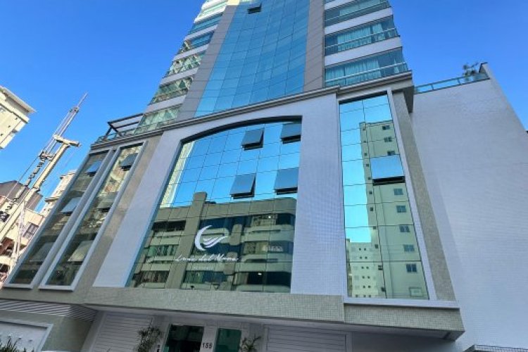 Apartamento tr�s su�tes mobiliado na quadra do mar